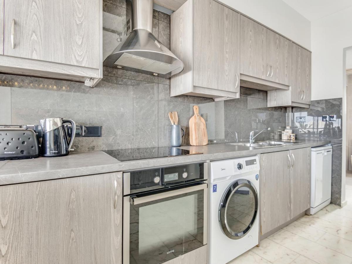 Sanders Coral Court Penthouse - Cute 3-Bedroom Apartment With Balcony Limasol Buitenkant foto